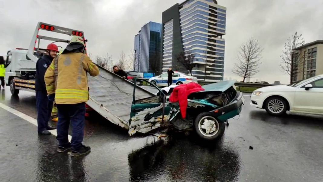 TEM'de feci kaza! Parçalanmış aracı görenler gözlerini ovuşturup bir daha baktı 9